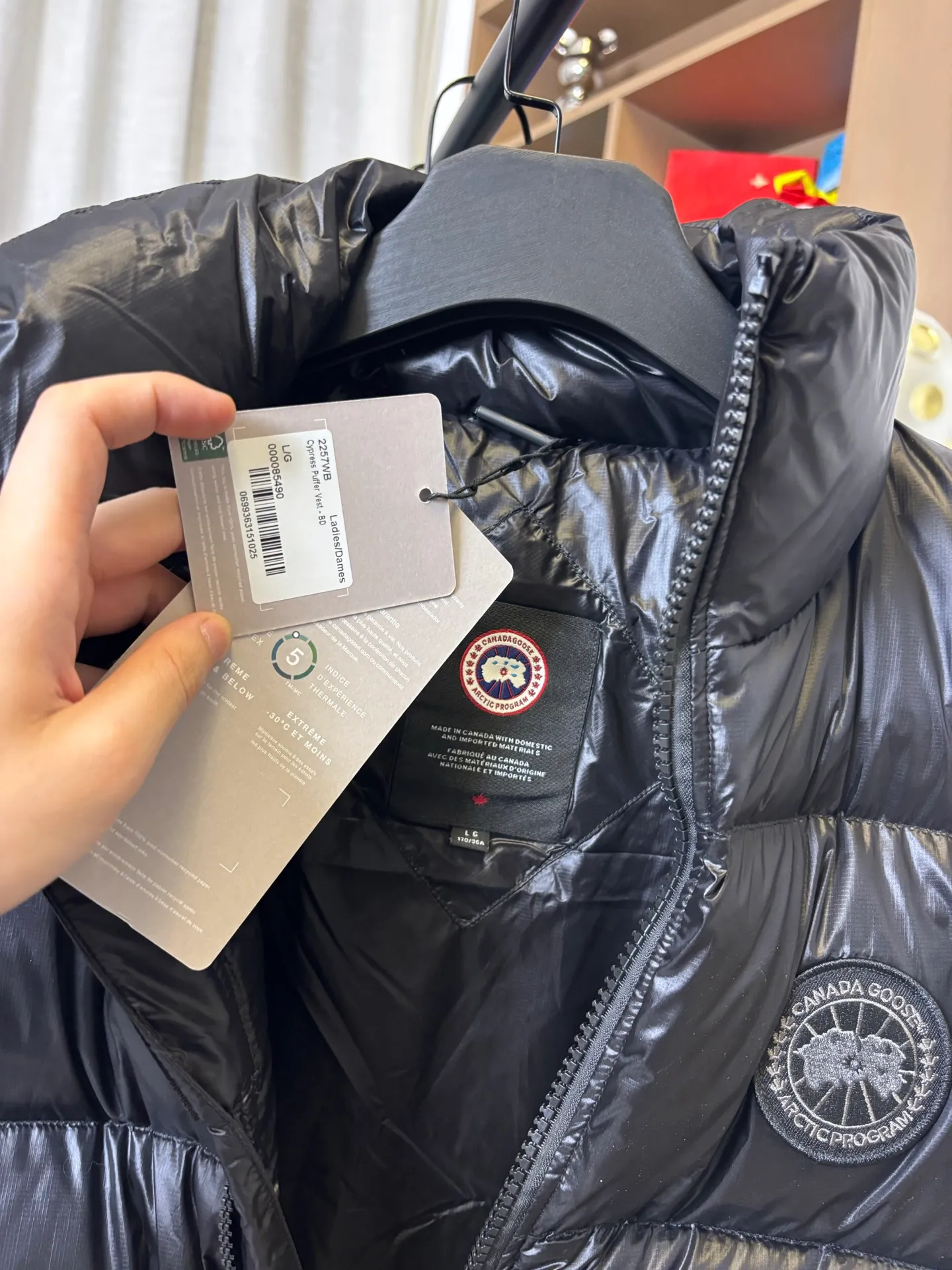 P570 Style number: DC194# [Canada Goose] Big Goose🦢National Standard 90 White Duck Down Puff Down Vest Canada Goose official website model 1:1:1 customized New national standard down cotton has better thermal insulation performance, is light and not heavy, and has good loft recovery after compression! Filled with 90% white duck down, it is the legendary warmest down jacket and is known as a must-have for Arctic outdoor sports! Waterproof, diamond-resistant and fade-resistant 24-count calendered woolen surface (waterproof level is consistent with the level of ball-bearing raincoats). Canada Goose has always been recognized as the warmest down jacket and the most popular down jacket in the world. Major celebrities are rushing to buy it, and it is a must-have! Five sizes complete!  Color: Black Rose Size: XS-S-M-L-XL [Picture 9️⃣Size Chart]